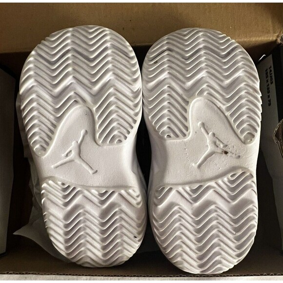 Nike Jordan Max Aura 4 University Black And Gold TD Size 4c -New in Box - Picture 8 of 10